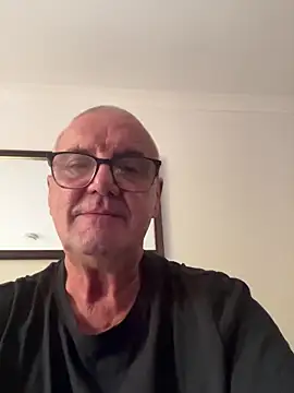 Snapshot of mke1874 chatting on 10/15/25, 09:42 mke1874 online show from 10/15/25, 09:42