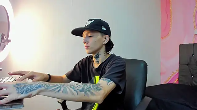 Snapshot of StraightBoy_Nick chatting on 10/08/25, 09:45 StraightBoy Nick online show from 10/08/25, 09:45