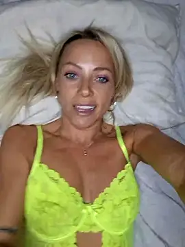 Snapshot of Bellarose_xx chatting on 09/21/25, 05:25 Bellarose xx online show from 09/21/25, 05:25