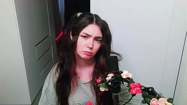 Snapshot of peachyness chatting on 05/27/26, 02:19 peachyness online show from 05/27/26, 02:19
