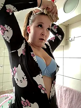 Snapshot of SweetTeenGirl chatting on 10/26/25, 01:28 SweetTeenGirl online show from 10/26/25, 01:28