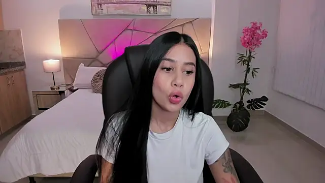 Snapshot of miranda_crawfor chatting on 09/30/25, 12:43 miranda crawfor online show from 09/30/25, 12:43