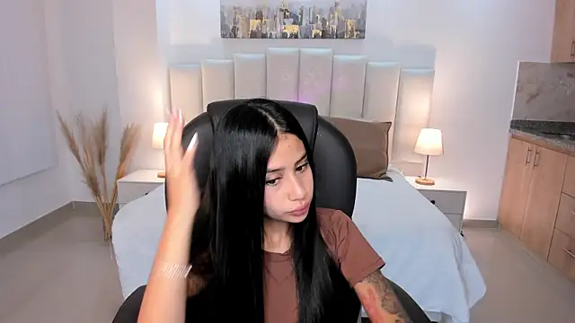 Snapshot of miranda_crawfor chatting on 10/24/25, 12:12 miranda crawfor online show from 10/24/25, 12:12