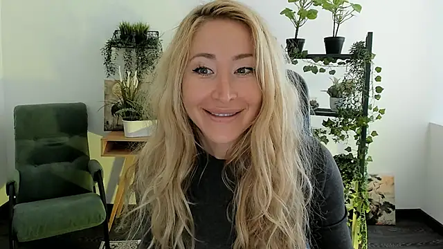 Snapshot of AstraMonroe chatting on 03/19/26, 06:50 AstraMonroe online show from 03/19/26, 06:50