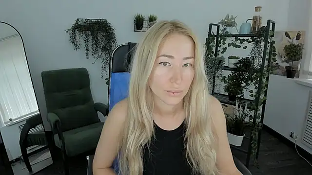 Snapshot of AstraMonroe chatting on 04/06/26, 04:21 AstraMonroe online show from 04/06/26, 04:21