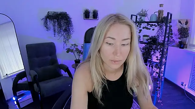 Snapshot of AstraMonroe chatting on 04/06/26, 04:46 AstraMonroe online show from 04/06/26, 04:46