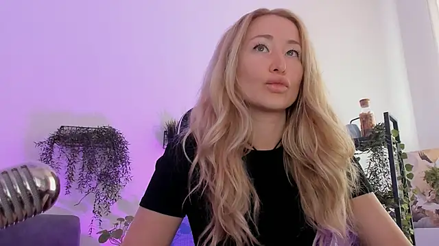 Snapshot of AstraMonroe chatting on 04/09/26, 04:56 AstraMonroe online show from 04/09/26, 04:56