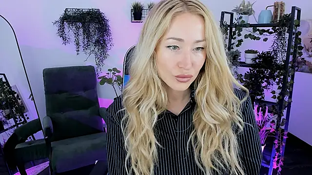 Snapshot of AstraMonroe chatting on 04/10/26, 04:17 AstraMonroe online show from 04/10/26, 04:17