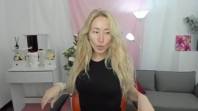 Snapshot of AstraMonroe chatting on 04/17/26, 06:05 AstraMonroe online show from 04/17/26, 06:05