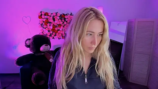 Snapshot of AstraMonroe chatting on 04/18/26, 05:00 AstraMonroe online show from 04/18/26, 05:00