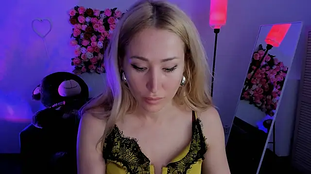 Snapshot of AstraMonroe chatting on 04/21/26, 10:32 AstraMonroe online show from 04/21/26, 10:32