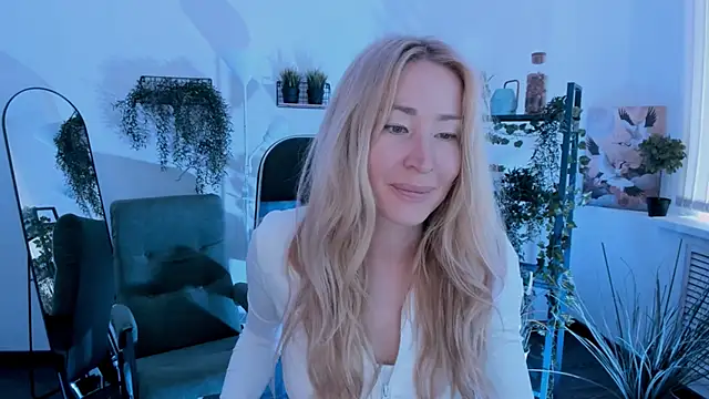 Snapshot of AstraMonroe chatting on 04/22/26, 04:15 AstraMonroe online show from 04/22/26, 04:15