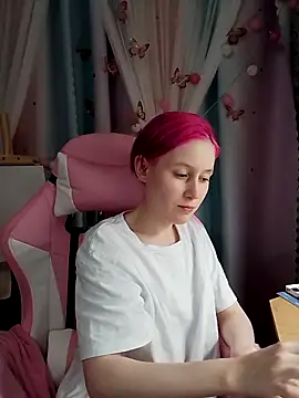 Snapshot of Fuzzy_Unicorn chatting on 10/16/25, 06:53 Fuzzy Unicorn online show from 10/16/25, 06:53