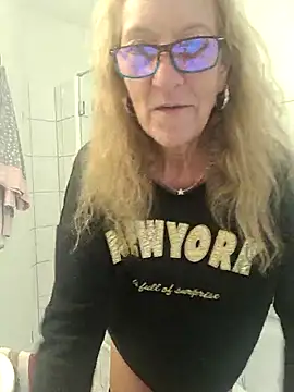 HotWifeLyn68 online show from 12/03/25, 02:37