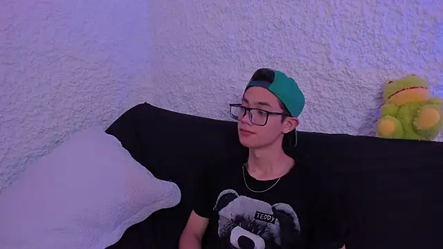 Snapshot of thiago_kinghot chatting on 09/17/25, 01:57 thiago kinghot online show from 09/17/25, 01:57