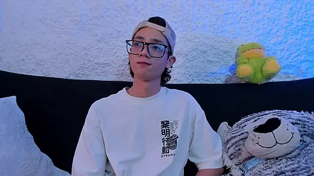 Snapshot of thiago_kinghot chatting on 09/18/25, 04:20 thiago kinghot online show from 09/18/25, 04:20