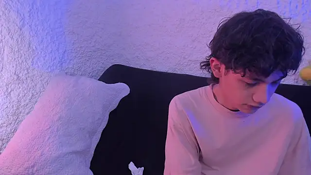 Snapshot of thiago_kinghot chatting on 09/22/25, 04:47 thiago kinghot online show from 09/22/25, 04:47