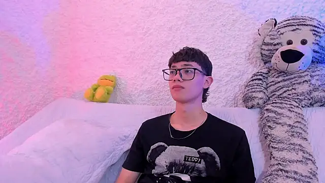 Snapshot of thiago_kinghot chatting on 10/01/25, 04:46 thiago kinghot online show from 10/01/25, 04:46