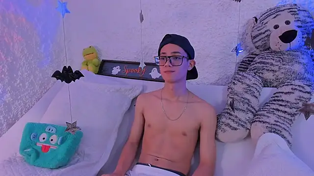 Snapshot of thiago_kinghot chatting on 10/13/25, 05:29 thiago kinghot online show from 10/13/25, 05:29