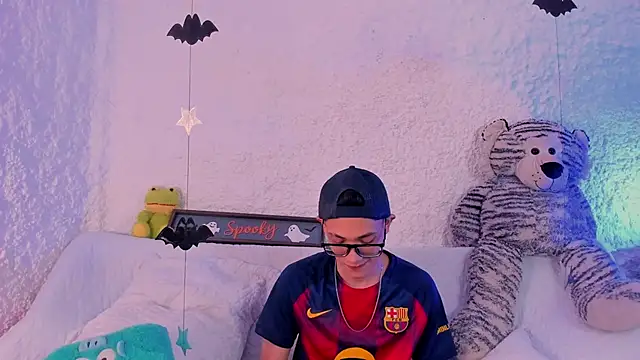 Snapshot of thiago_kinghot chatting on 10/20/25, 05:19 thiago kinghot online show from 10/20/25, 05:19