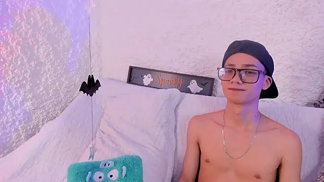 Snapshot of thiago_kinghot chatting on 10/21/25, 05:46 thiago kinghot online show from 10/21/25, 05:46