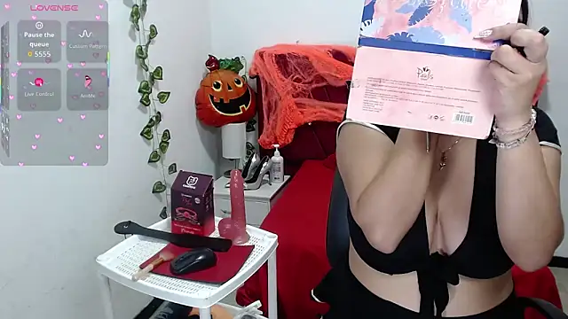 Snapshot of Julieta_curvy69 chatting on 10/14/25, 12:17 Julieta curvy69 online show from 10/14/25, 12:17