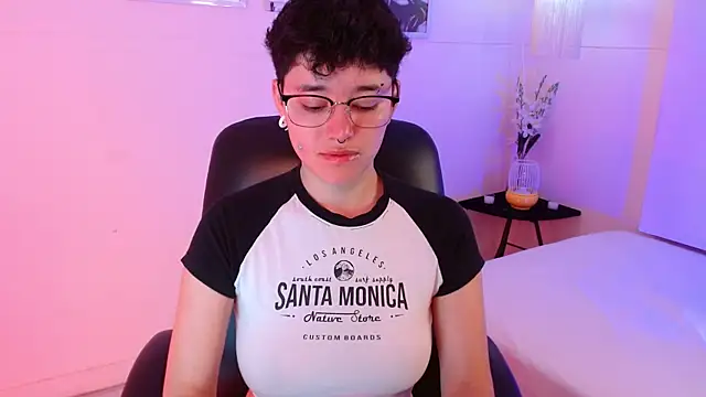 Snapshot of jeroharper chatting on 10/13/25, 04:07 jeroharper online show from 10/13/25, 04:07