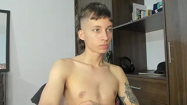 Snapshot of spacehumanz chatting on 10/29/25, 02:25 spacehumanz online show from 10/29/25, 02:25