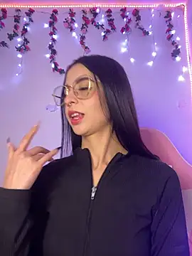 Lia  1 online show from 12/13/25, 11:43