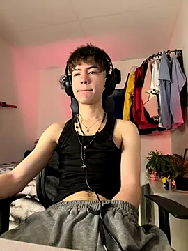 Snapshot of Tonerii chatting on 10/18/25, 12:57 Tonerii online show from 10/18/25, 12:57