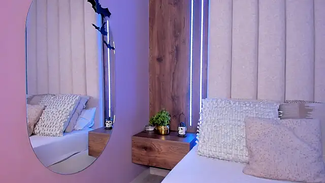 LucySalvatore  online show from 10/20/25, 11:49