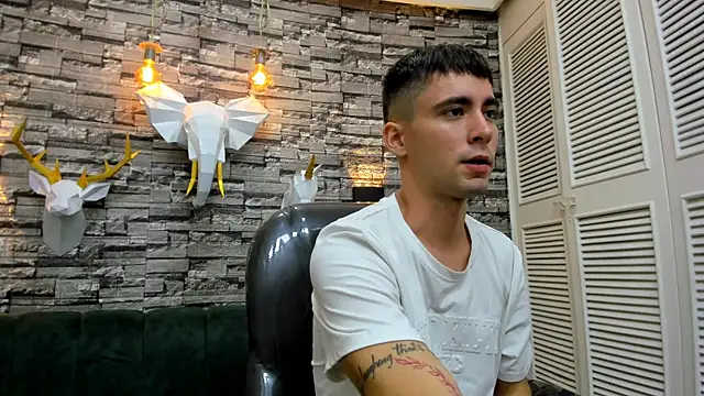 mike whitee online show from 10/23/25, 04:34