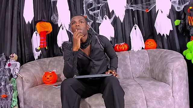 Snapshot of latin_night chatting on 10/28/25, 12:14 latin night online show from 10/28/25, 12:14