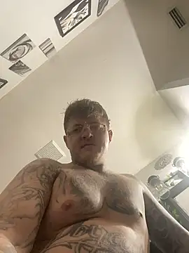 Snapshot of Bwcgoonie chatting on 10/26/25, 05:24 Bwcgoonie online show from 10/26/25, 05:24