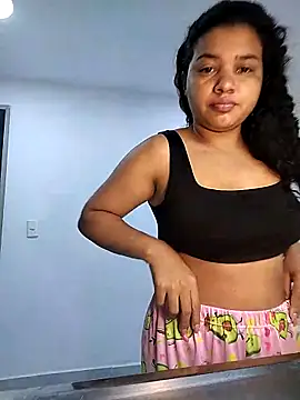 Snapshot of Eimy-04 chatting on 11/11/25, 05:02 Eimy-04 online show from 11/11/25, 05:02