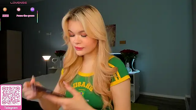 Snapshot of ShyEmma_ chatting on 03/13/26, 01:12 ShyEmma online show from 03/13/26, 01:12