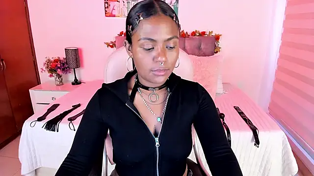 Snapshot of Lucie_Harper chatting on 09/10/25, 08:09 Lucie Harper online show from 09/10/25, 08:09