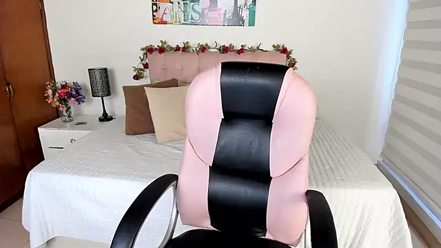 Snapshot of Lucie_Harper chatting on 09/21/25, 08:32 Lucie Harper online show from 09/21/25, 08:32