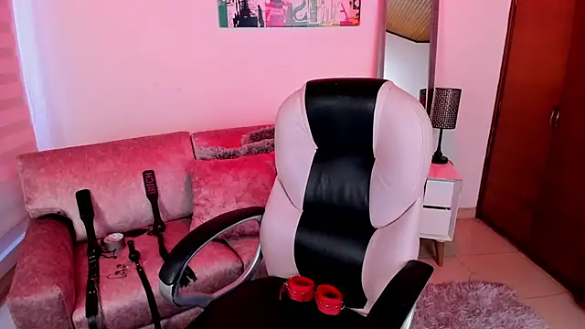 Snapshot of Lucie_Harper chatting on 09/28/25, 07:52 Lucie Harper online show from 09/28/25, 07:52