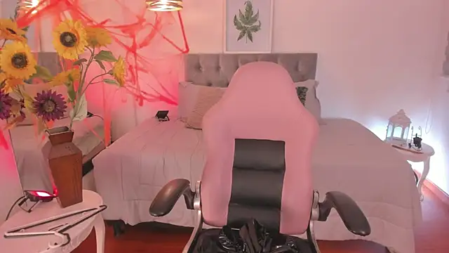 Snapshot of Lucie_Harper chatting on 10/10/25, 07:57 Lucie Harper online show from 10/10/25, 07:57