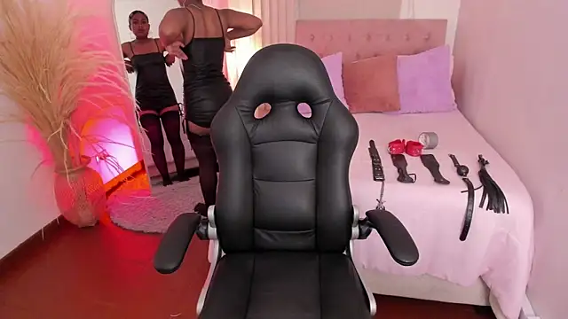 Snapshot of Lucie_Harper chatting on 10/15/25, 08:09 Lucie Harper online show from 10/15/25, 08:09