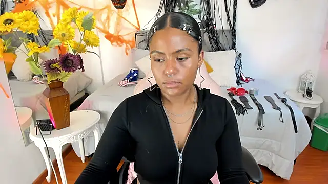 Snapshot of Lucie_Harper chatting on 10/17/25, 08:44 Lucie Harper online show from 10/17/25, 08:44