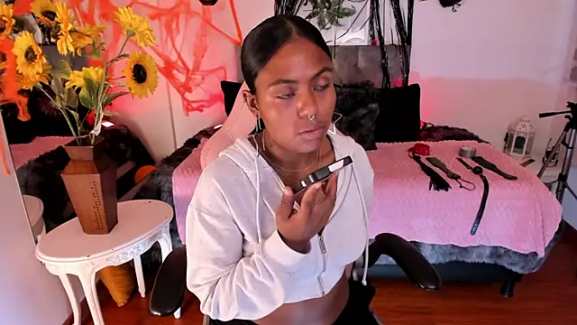 Snapshot of Lucie_Harper chatting on 10/22/25, 08:08 Lucie Harper online show from 10/22/25, 08:08