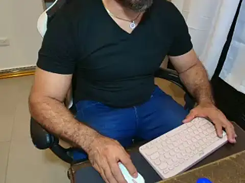 Snapshot of max_love255 chatting on 03/08/26, 04:05 max love255 online show from 03/08/26, 04:05