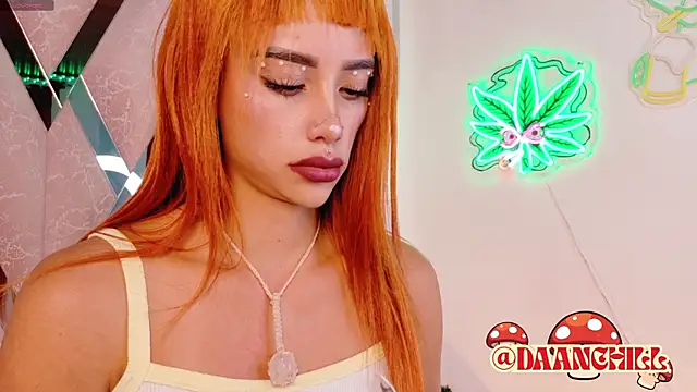 Snapshot of ScarlettRusso1 chatting on 04/15/26, 07:58 ScarlettRusso1 online show from 04/15/26, 07:58