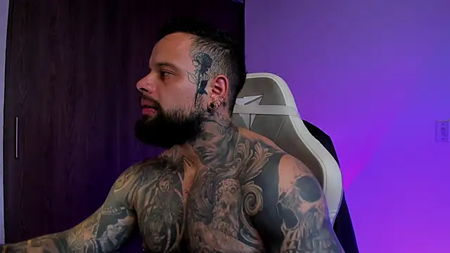 Snapshot of natevillage chatting on 10/04/25, 10:08 natevillage online show from 10/04/25, 10:08