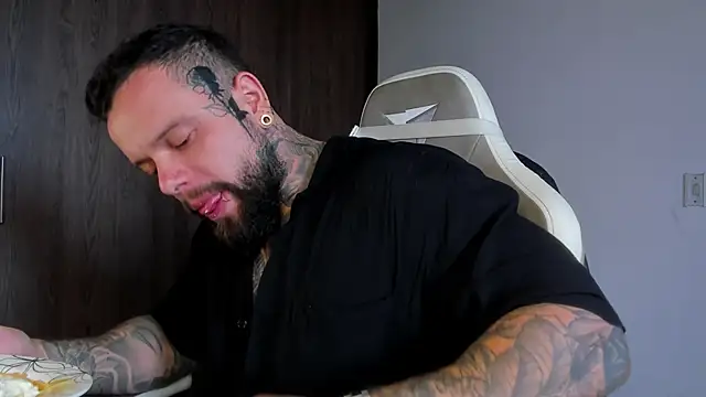 Snapshot of natevillage chatting on 10/05/25, 01:20 natevillage online show from 10/05/25, 01:20