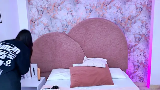 Snapshot of RavenGloomy chatting on 11/06/25, 08:32 RavenGloomy online show from 11/06/25, 08:32