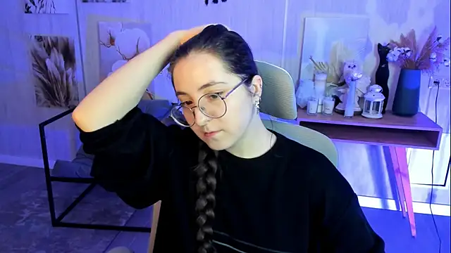 Snapshot of VirtuallVoyant chatting on 11/14/25, 04:33 VirtuallVoyant online show from 11/14/25, 04:33