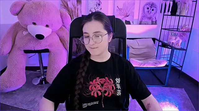 Snapshot of VirtuallVoyant chatting on 12/04/25, 08:45 VirtuallVoyant online show from 12/04/25, 08:45